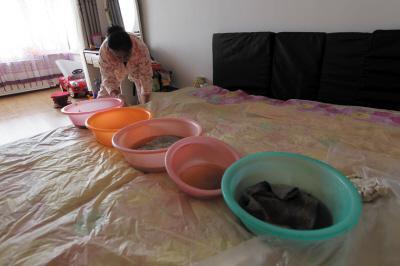 松滋楼上漏水，住户失联，小区没物管，业主维权难！律师来支招……
